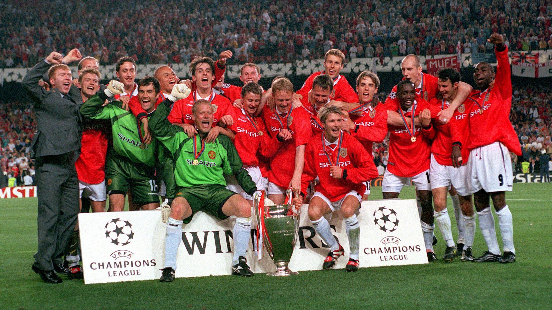 26th MAY 1999. UEFA Champions League Final. Barcelona, Spain. Manchester United 2 v Bayern Munich 1. Manchester United team celebrate with the European Cup trophy after the match